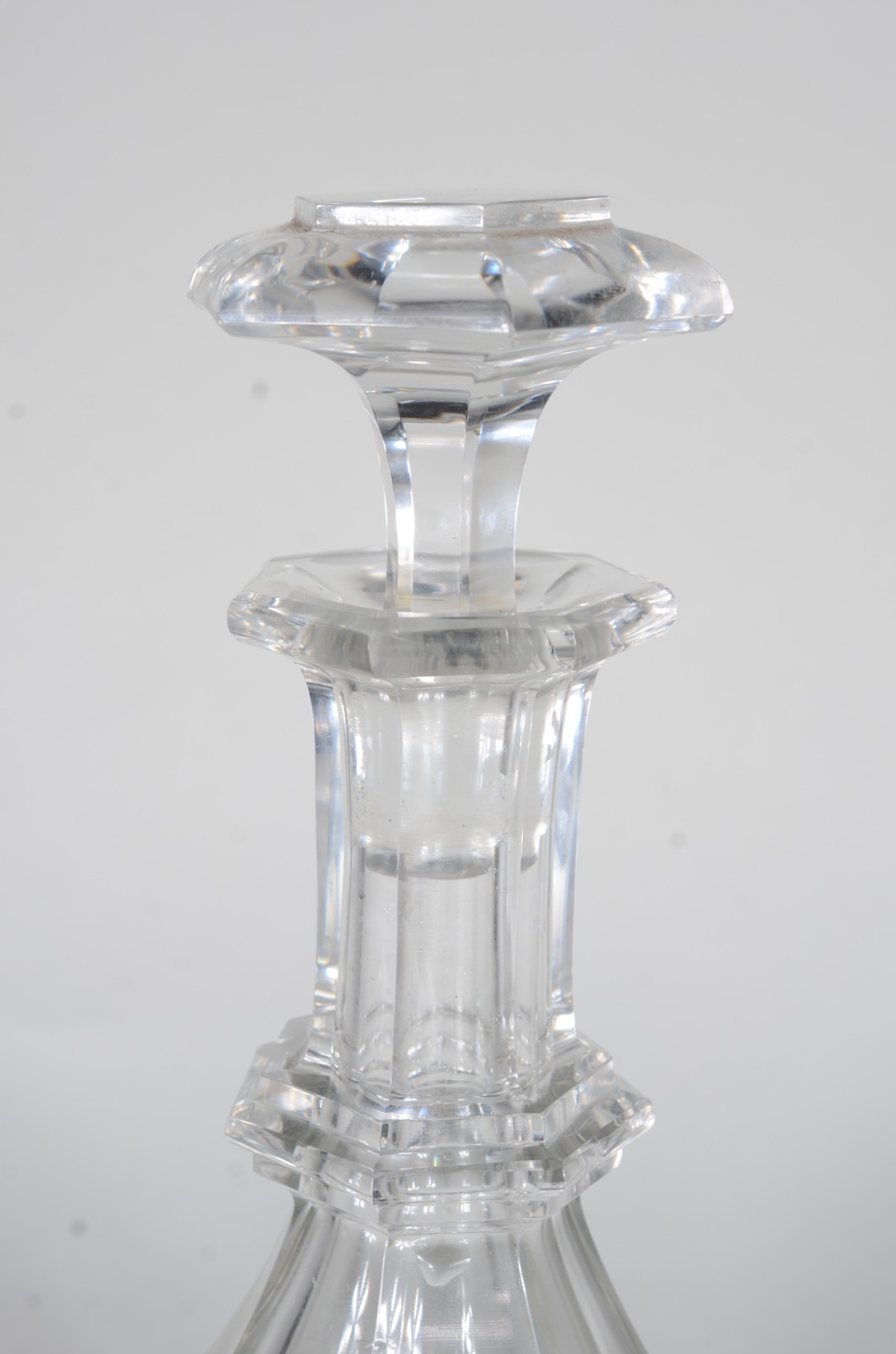 Garrafa de cristal europeu facetado. (parte interna com pontos de... - foto 2 de 10