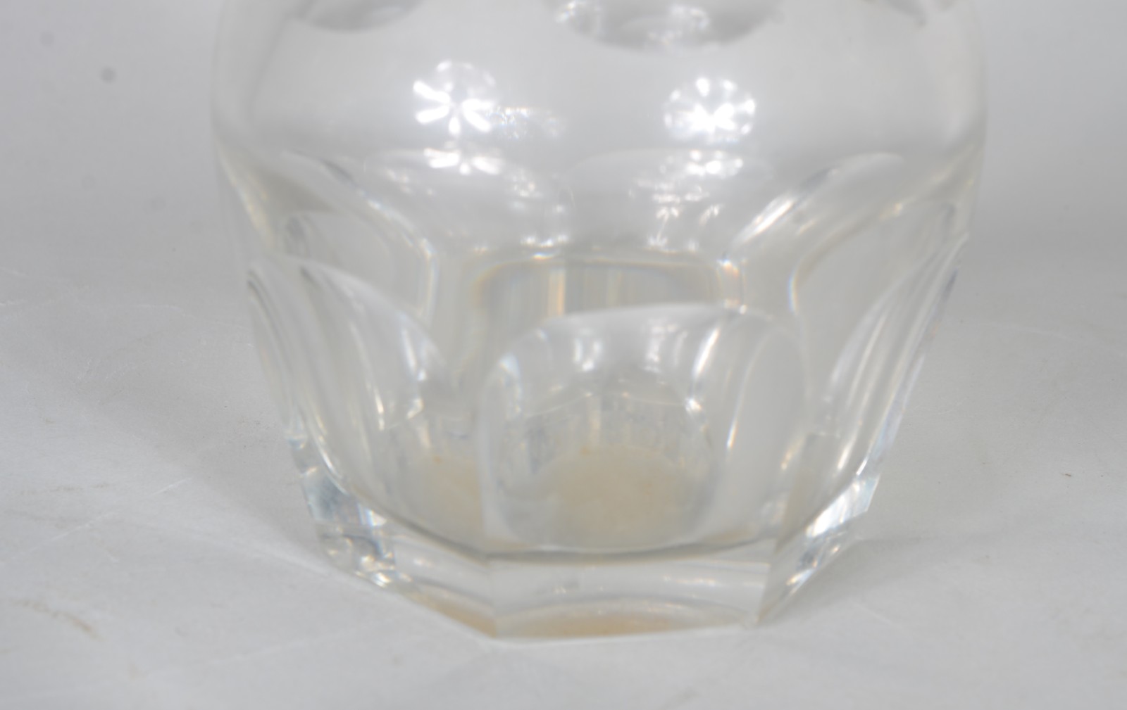 Garrafa de cristal europeu facetado. (parte interna com pontos de... - foto 3 de 10