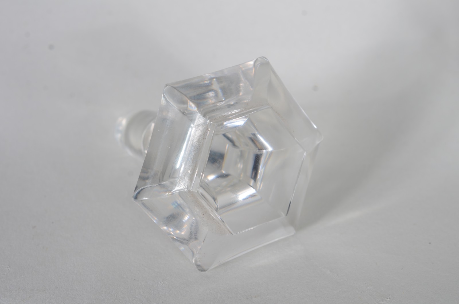 Garrafa de cristal europeu facetado. (parte interna com pontos de... - foto 6 de 10