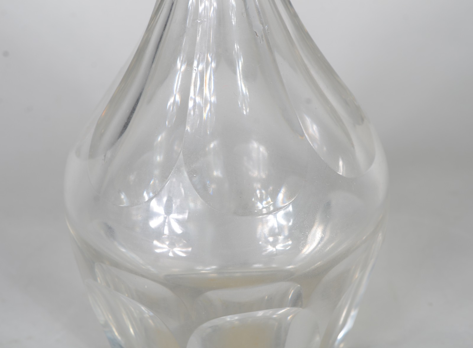 Garrafa de cristal europeu facetado. (parte interna com pontos de... - foto 9 de 10