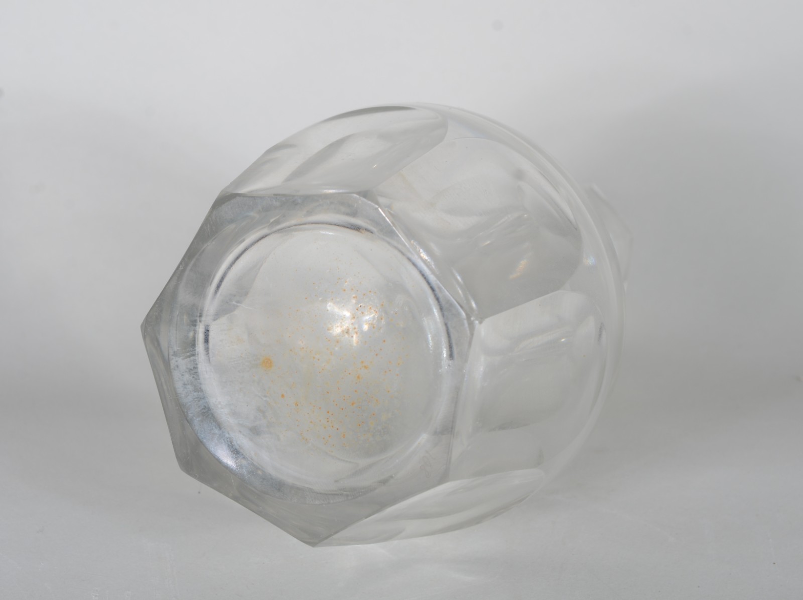 Garrafa de cristal europeu facetado. (parte interna com pontos de... - foto 10 de 10