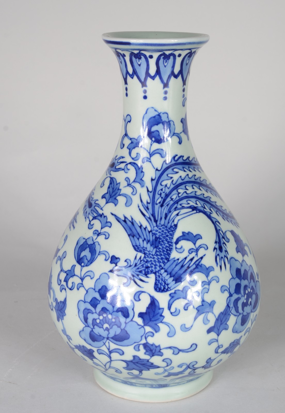 Vaso de porcelana oriental com flores e folhagens em tons de azul. - foto 1 de 9