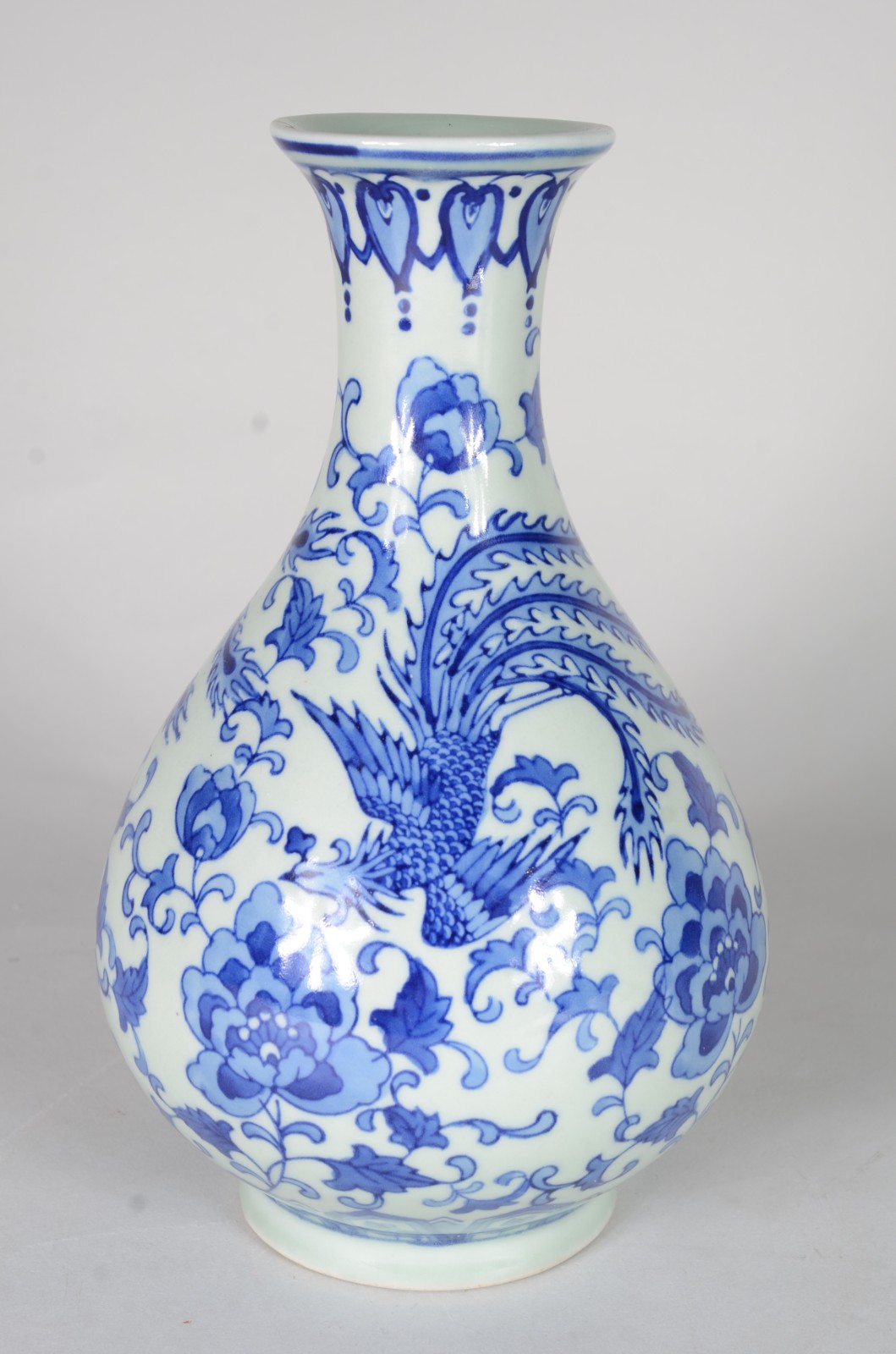 Vaso de porcelana oriental com flores e folhagens em tons de azul. - foto 2 de 9
