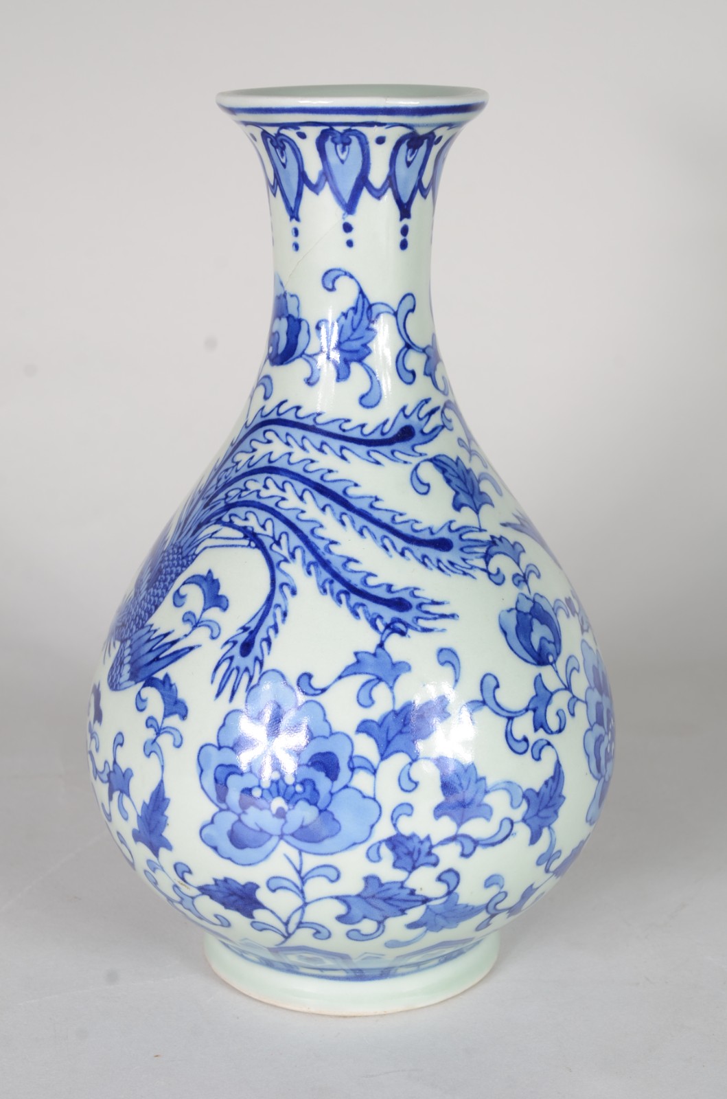 Vaso de porcelana oriental com flores e folhagens em tons de azul. - foto 3 de 9