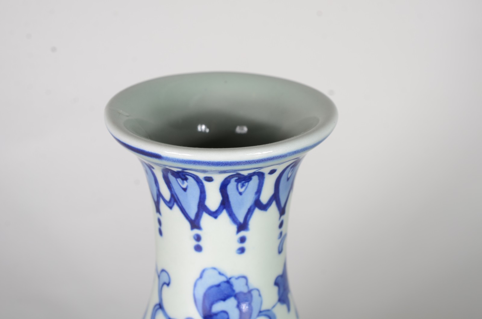 Vaso de porcelana oriental com flores e folhagens em tons de azul. - foto 4 de 9