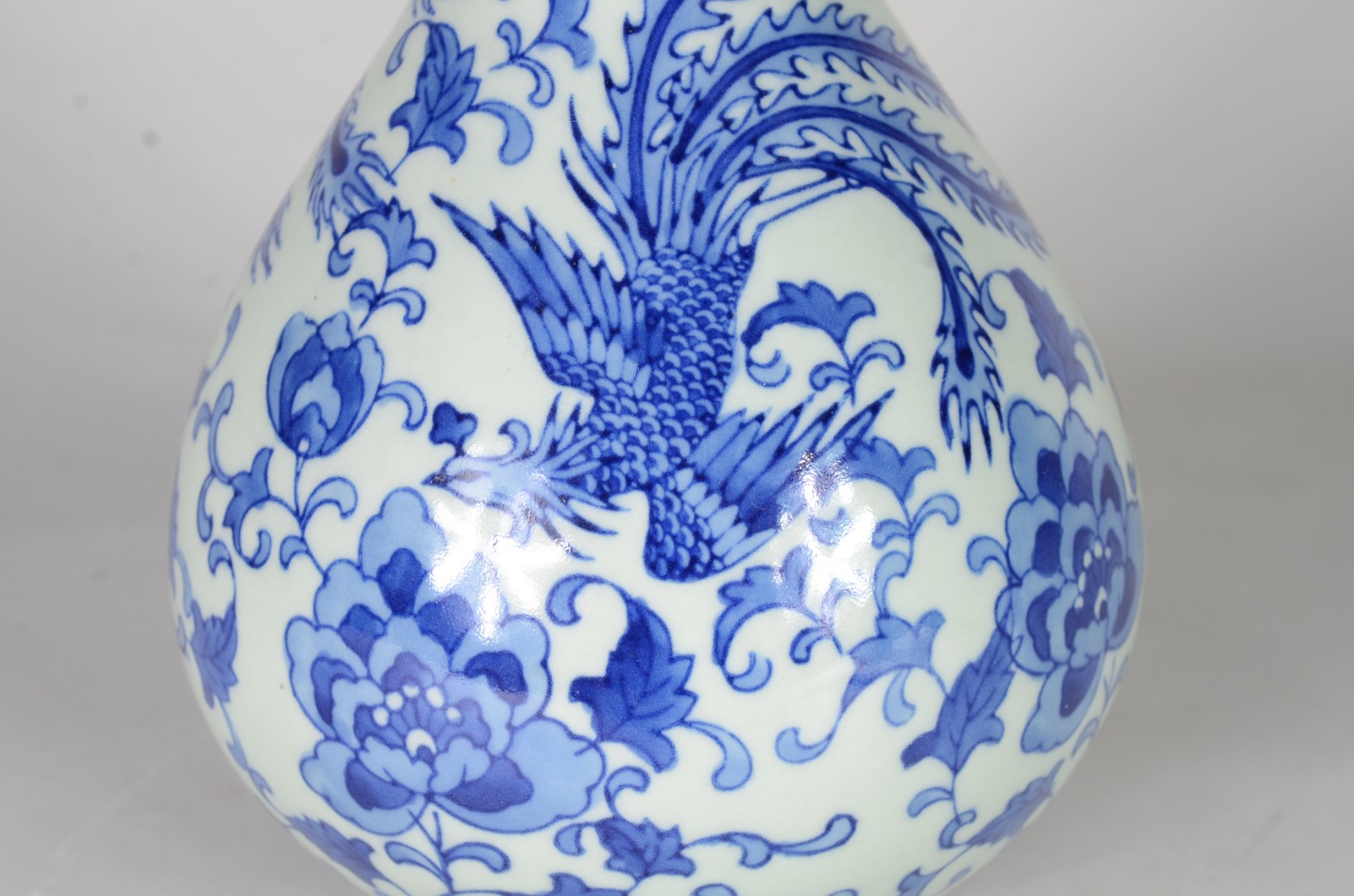 Vaso de porcelana oriental com flores e folhagens em tons de azul. - foto 5 de 9