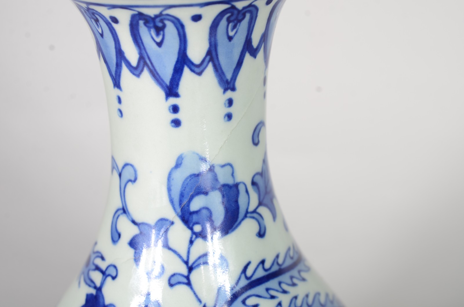 Vaso de porcelana oriental com flores e folhagens em tons de azul. - foto 6 de 9