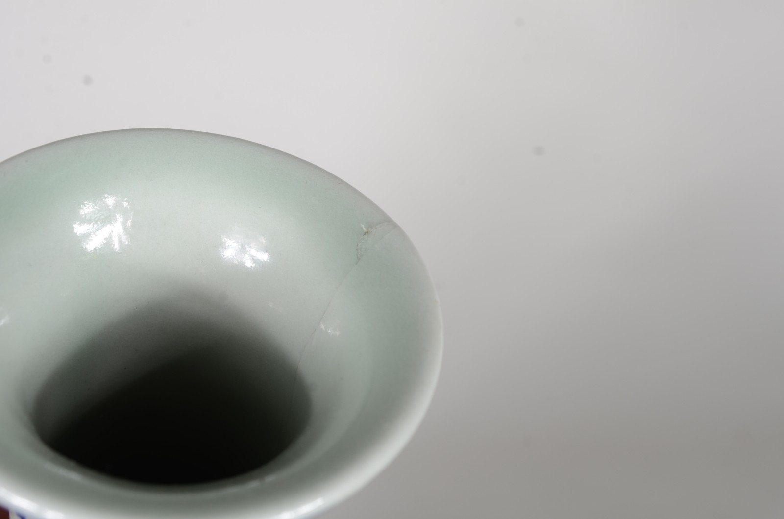 Vaso de porcelana oriental com flores e folhagens em tons de azul. - foto 7 de 9