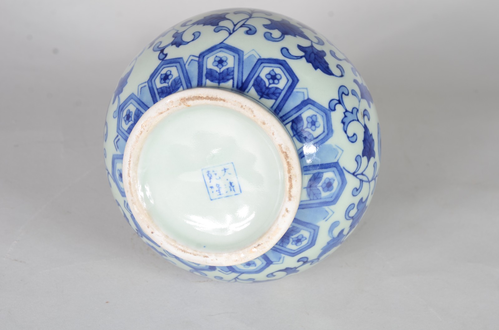 Vaso de porcelana oriental com flores e folhagens em tons de azul. - foto 8 de 9