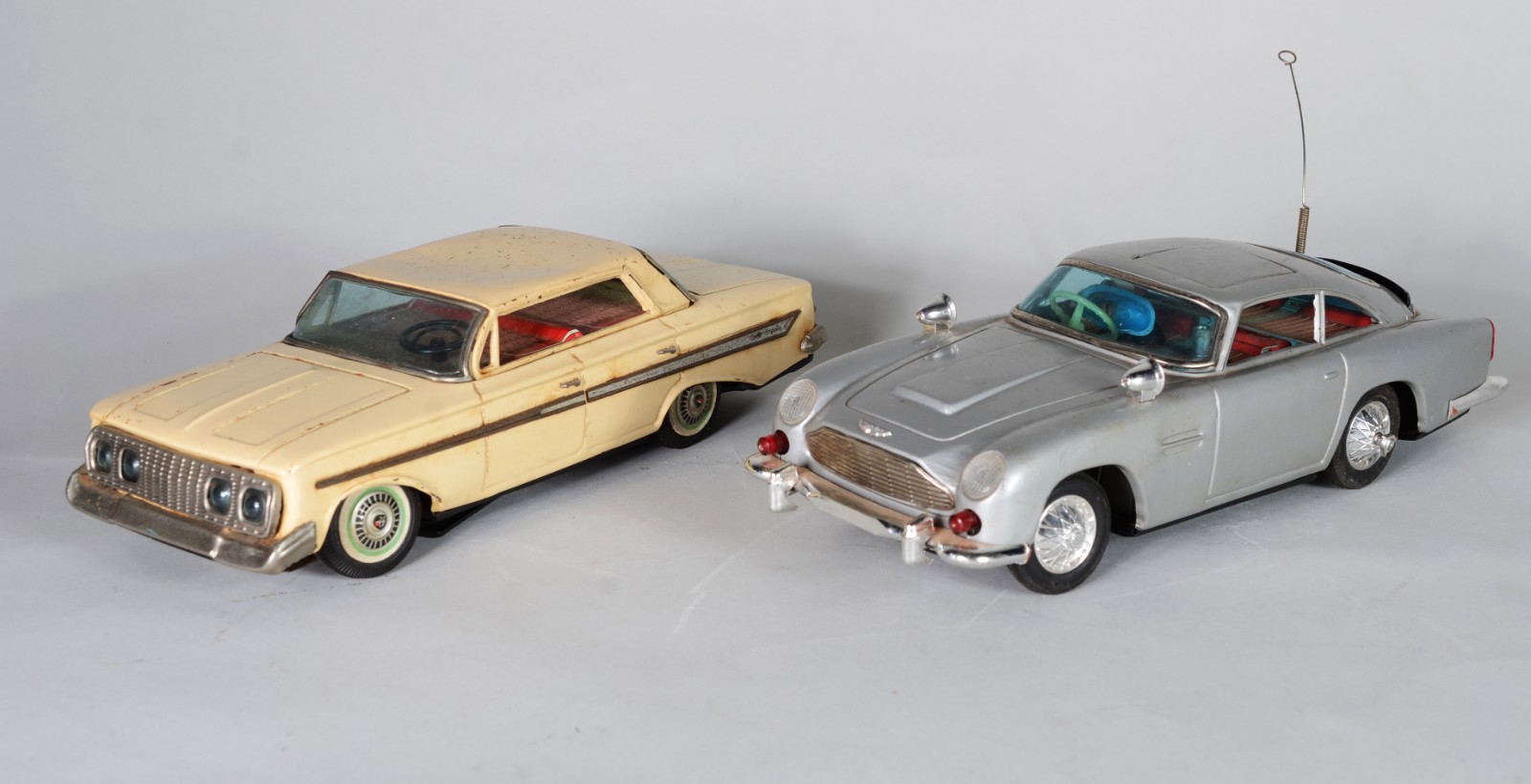 Duas antigas miniaturas de carros de metal, à bateria. Com desgastes. - foto 1 de 11