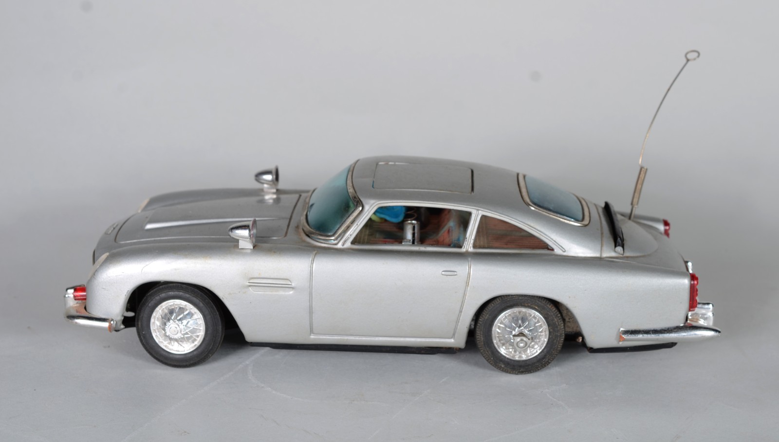 Duas antigas miniaturas de carros de metal, à bateria. Com desgastes. - foto 2 de 11