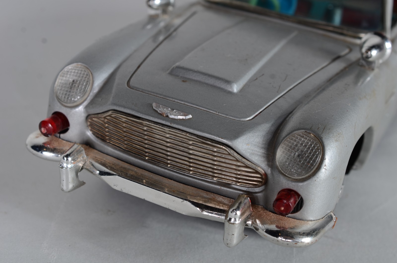 Duas antigas miniaturas de carros de metal, à bateria. Com desgastes. - foto 3 de 11