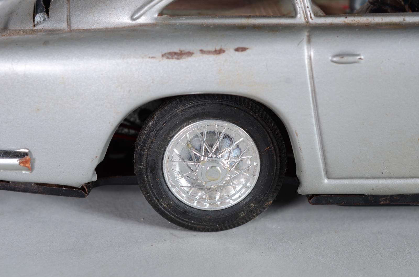 Duas antigas miniaturas de carros de metal, à bateria. Com desgastes. - foto 4 de 11