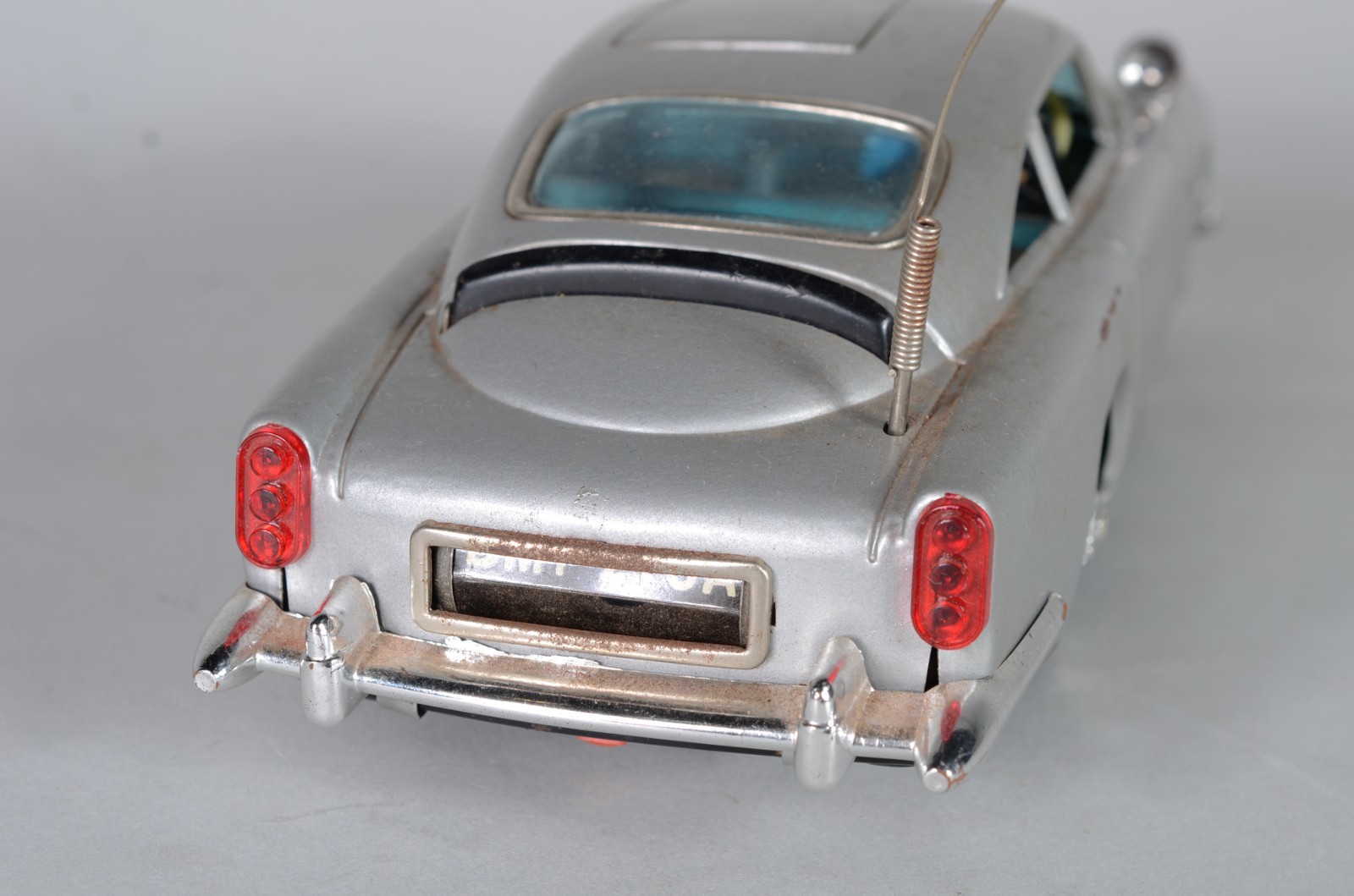 Duas antigas miniaturas de carros de metal, à bateria. Com desgastes. - foto 5 de 11