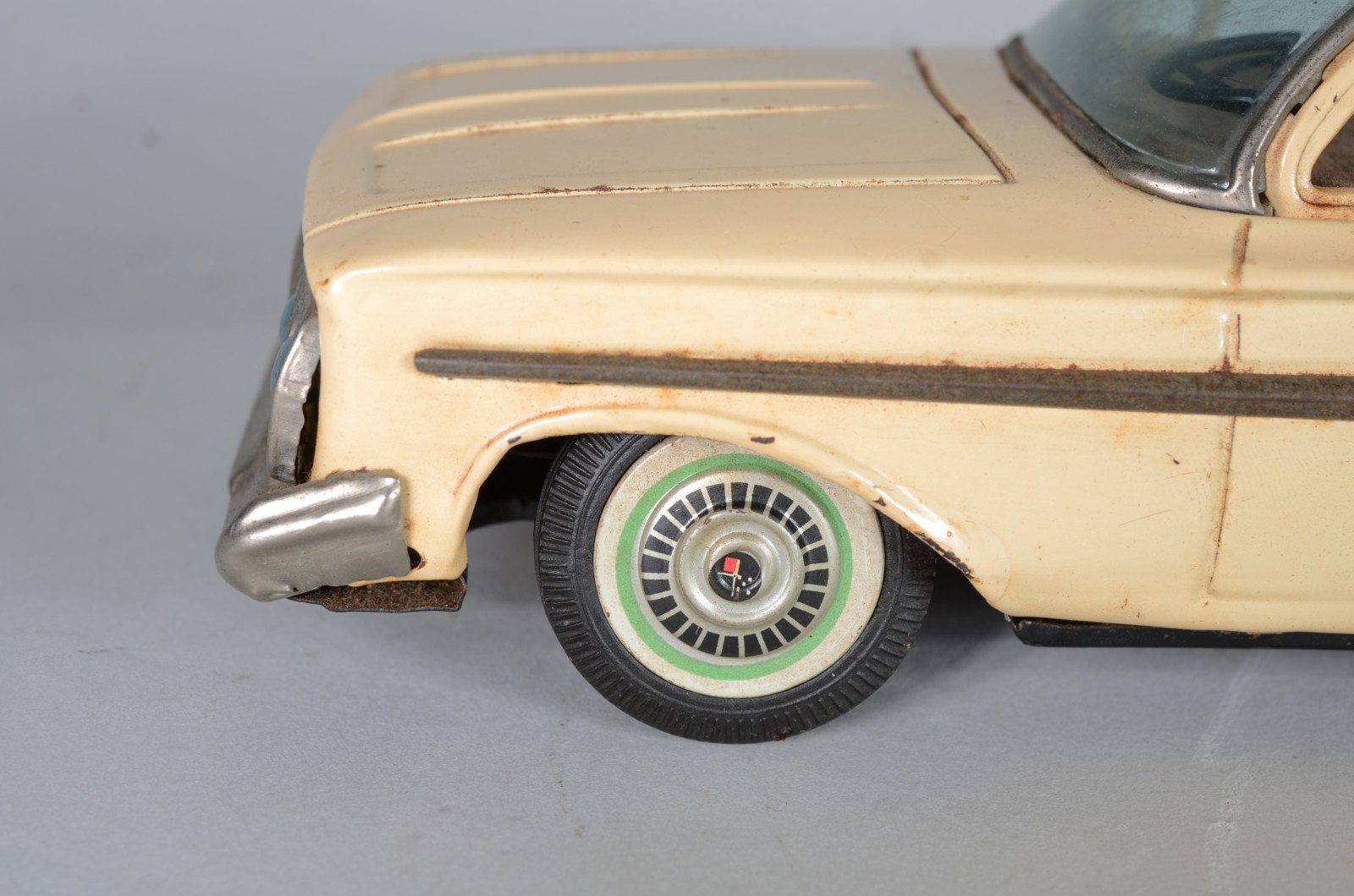 Duas antigas miniaturas de carros de metal, à bateria. Com desgastes. - foto 7 de 11