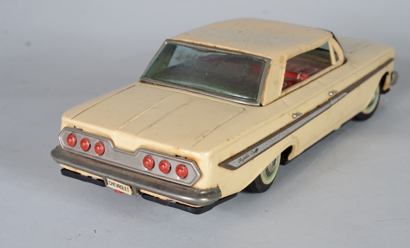 Duas antigas miniaturas de carros de metal, à bateria. Com desgastes. - foto 8 de 11