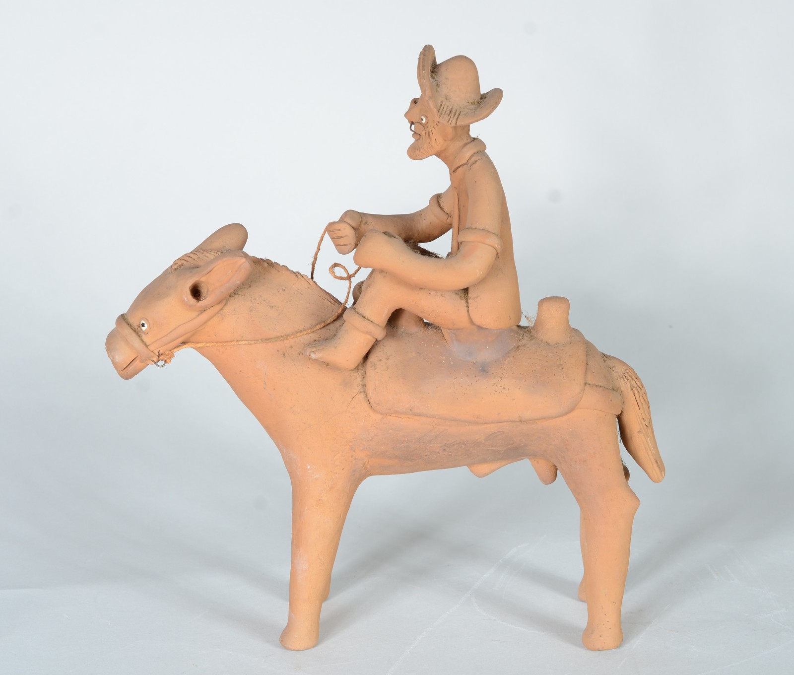 Escultura de barro cozido representando figura a cavalo. - foto 2 de 9