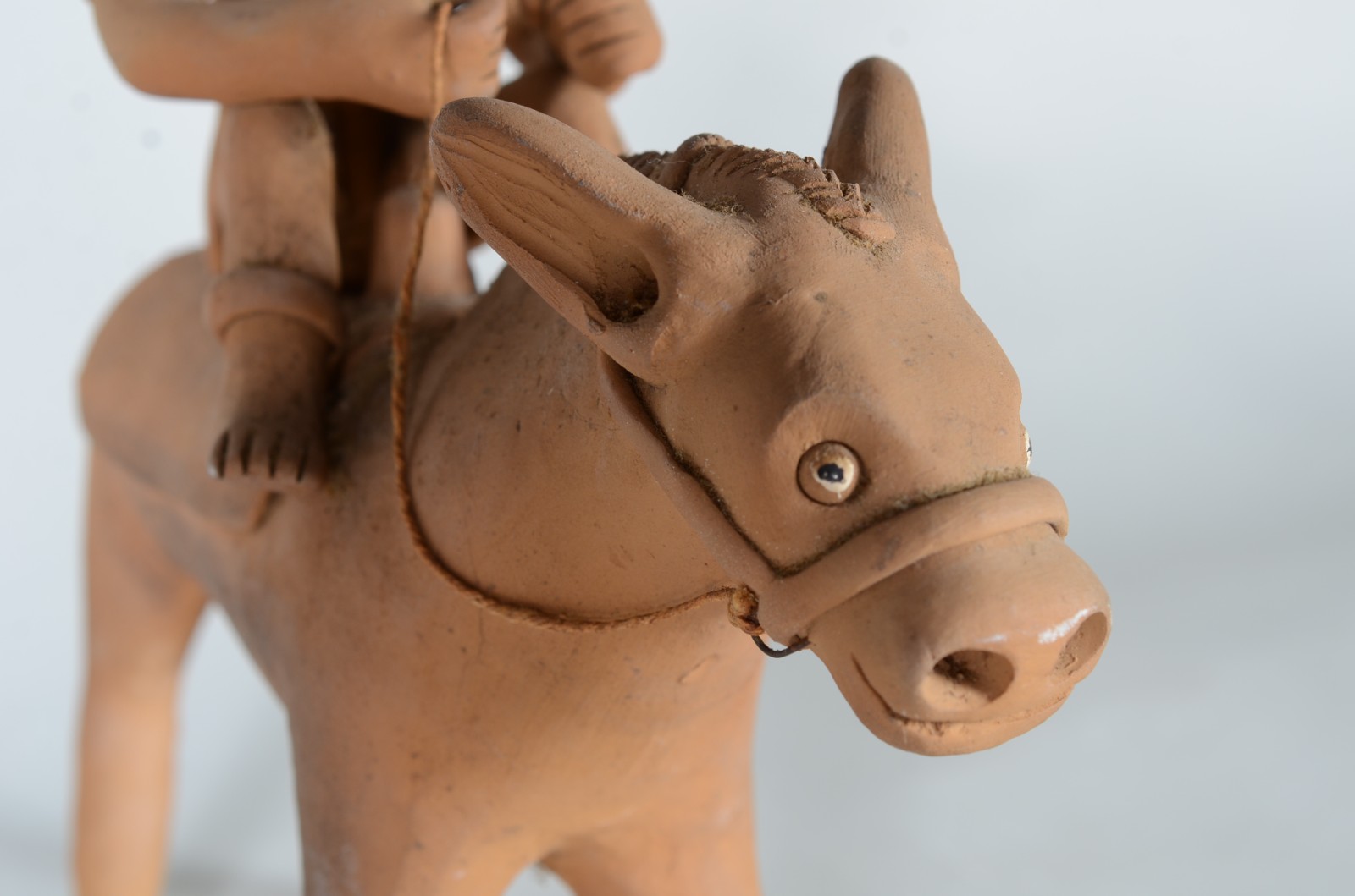 Escultura de barro cozido representando figura a cavalo. - foto 5 de 9