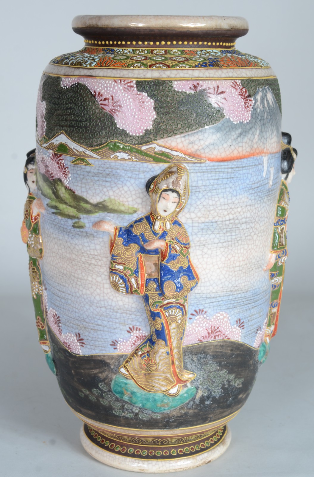 Vaso de porcelana oriental com figuras típicas em relevo. - foto 1 de 11