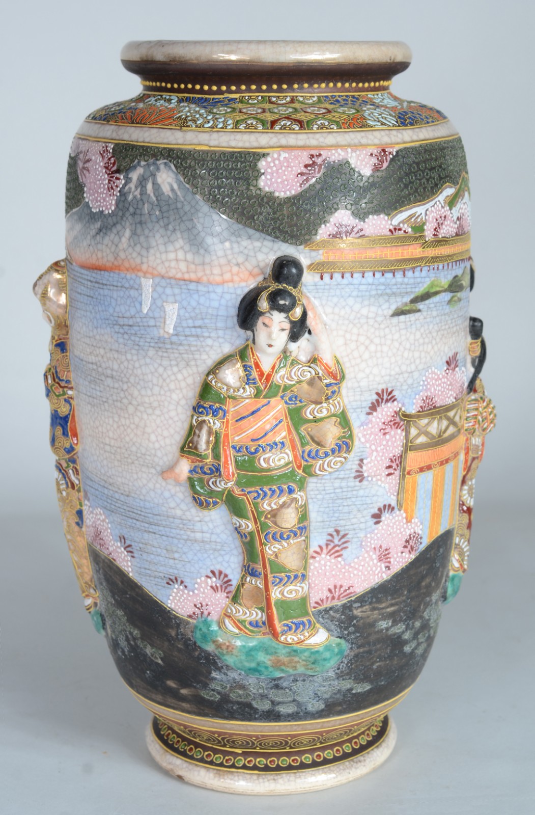 Vaso de porcelana oriental com figuras típicas em relevo. - foto 2 de 11