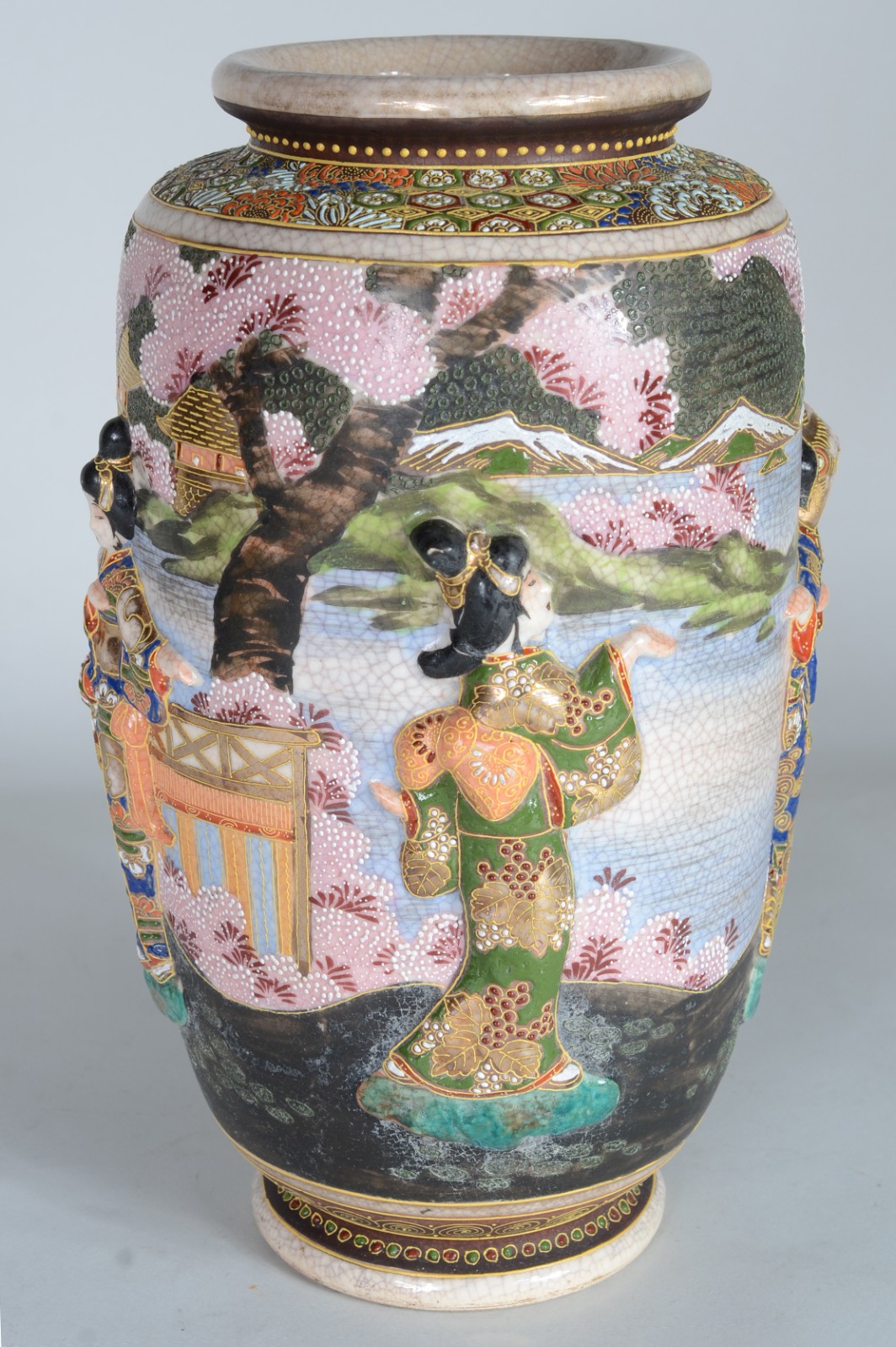 Vaso de porcelana oriental com figuras típicas em relevo. - foto 3 de 11