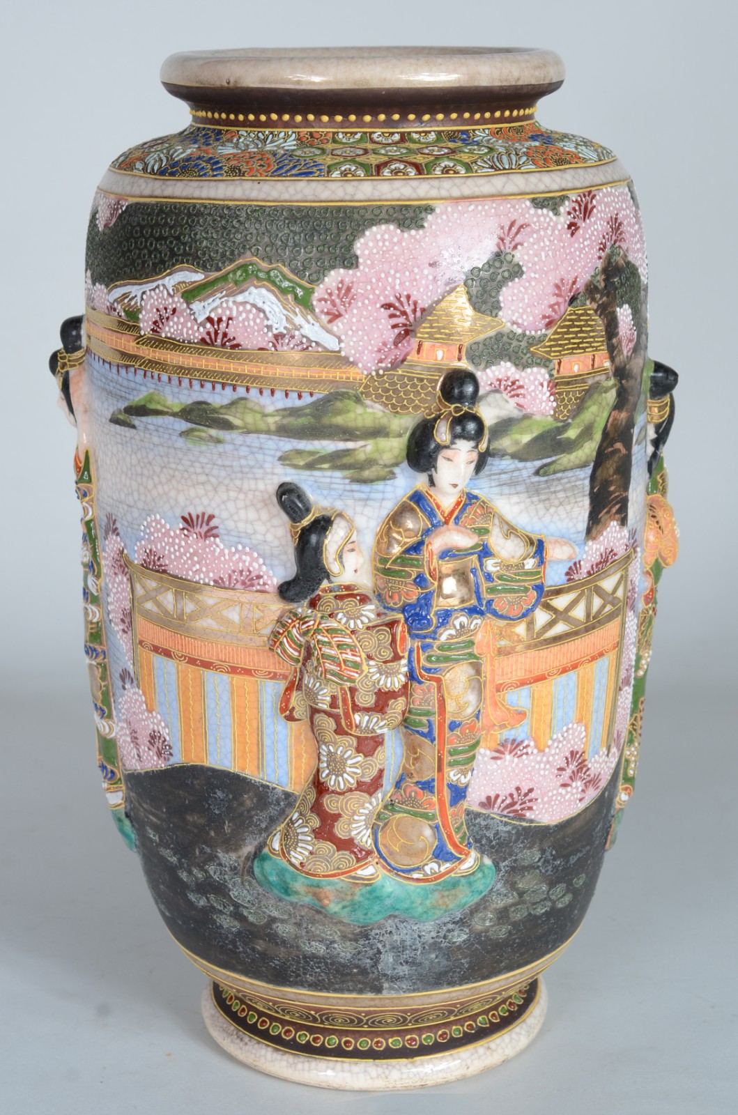 Vaso de porcelana oriental com figuras típicas em relevo. - foto 4 de 11