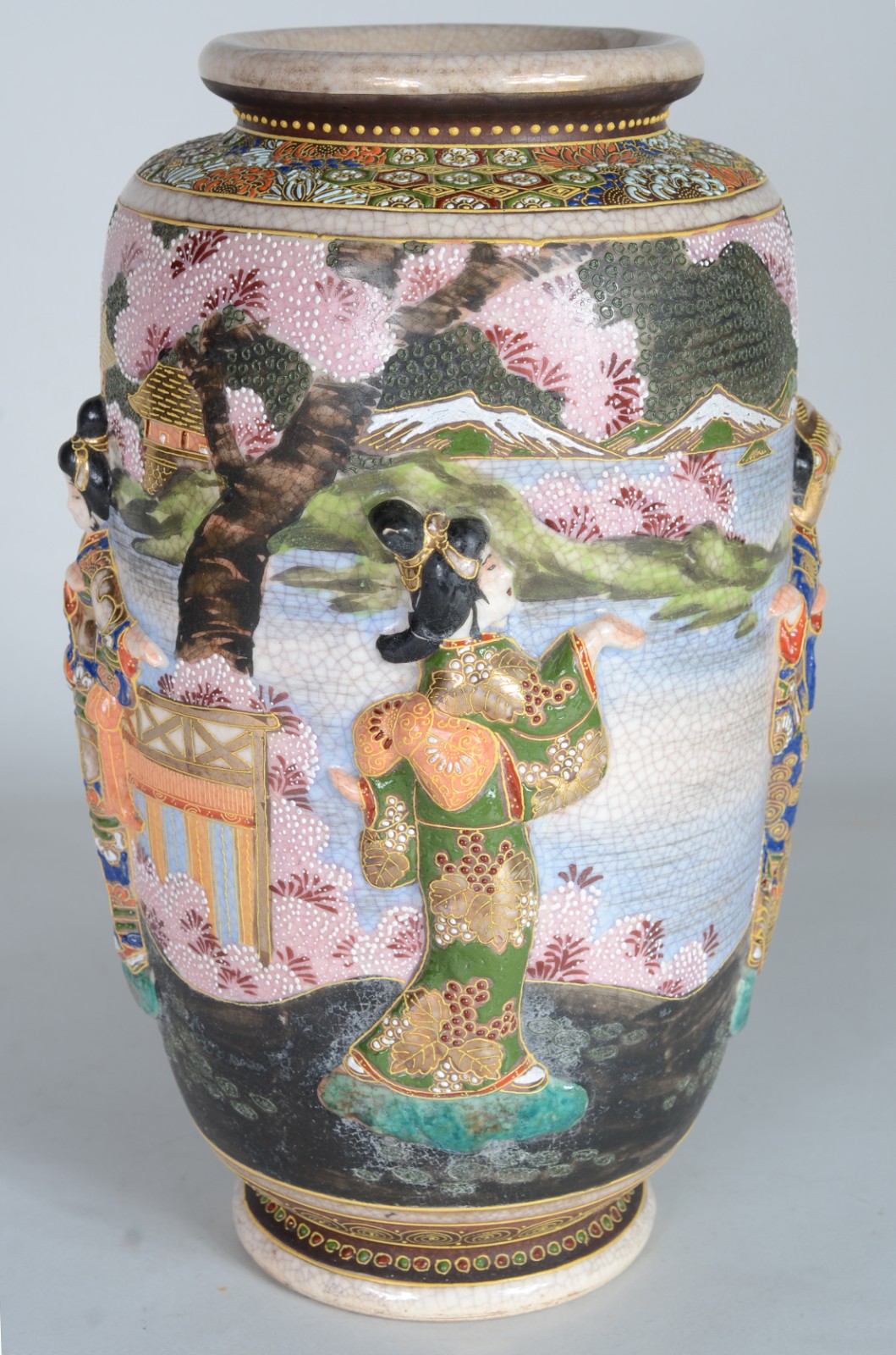 Vaso de porcelana oriental com figuras típicas em relevo. - foto 5 de 11