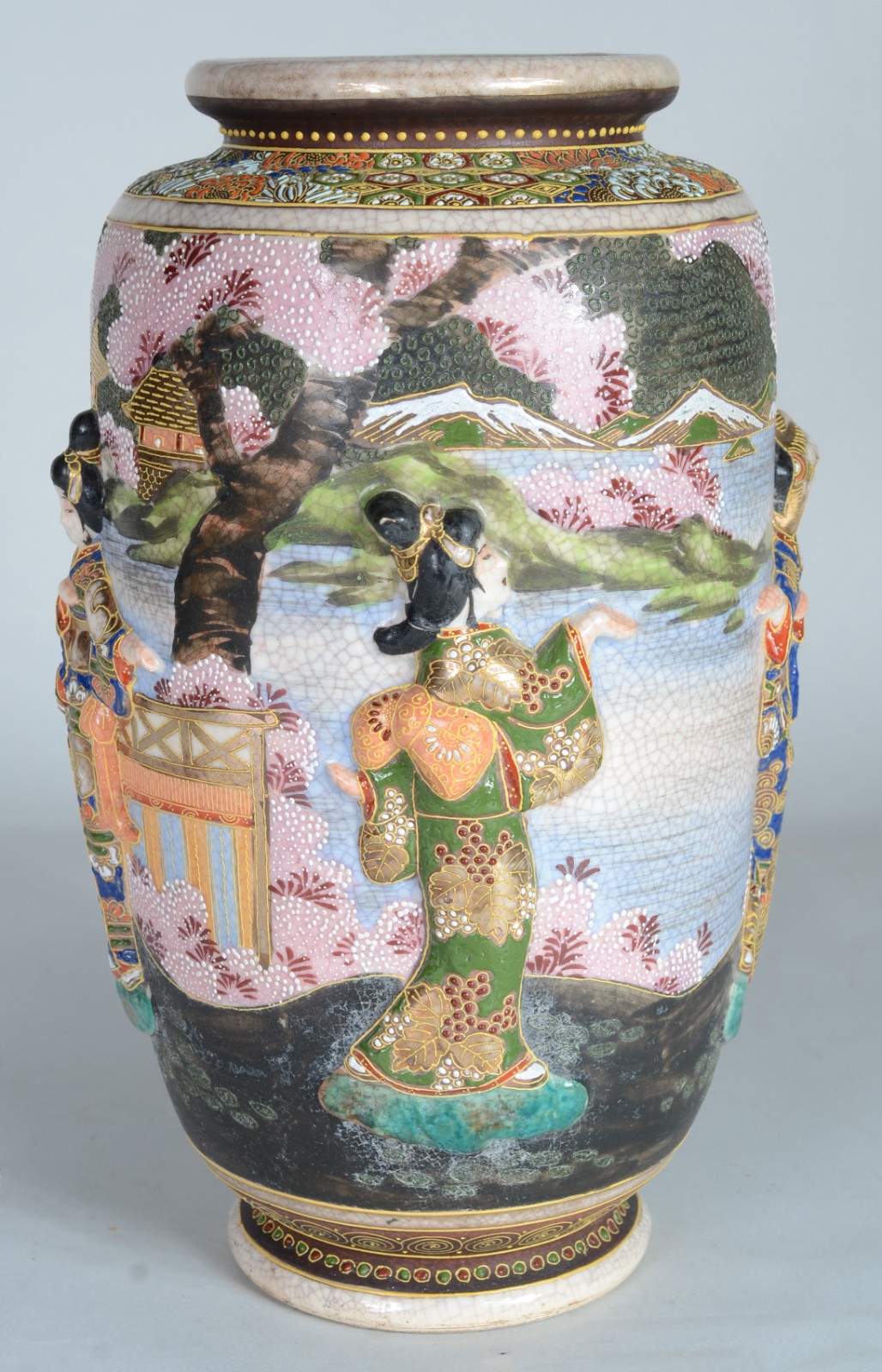 Vaso de porcelana oriental com figuras típicas em relevo. - foto 6 de 11