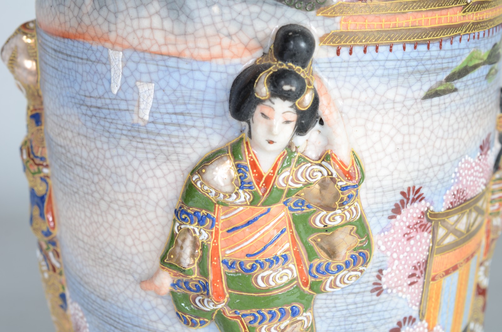 Vaso de porcelana oriental com figuras típicas em relevo. - foto 7 de 11