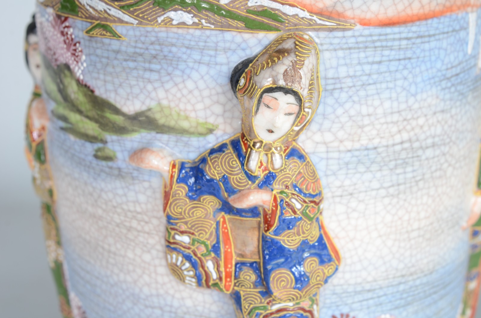 Vaso de porcelana oriental com figuras típicas em relevo. - foto 8 de 11