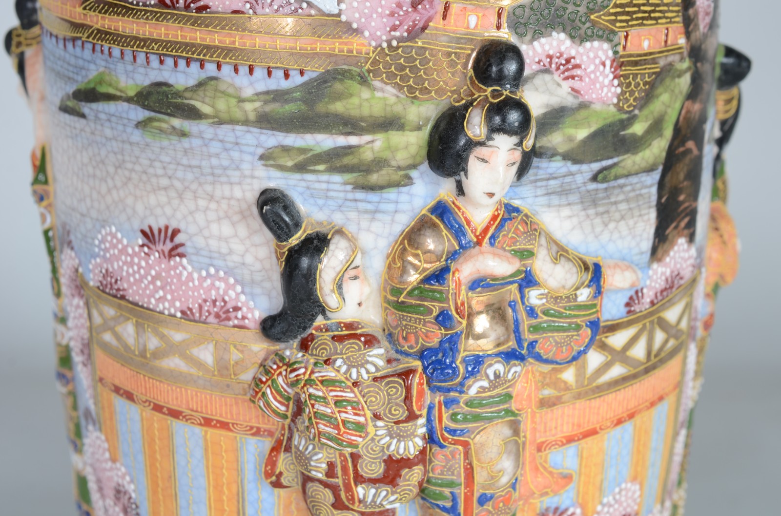 Vaso de porcelana oriental com figuras típicas em relevo. - foto 9 de 11