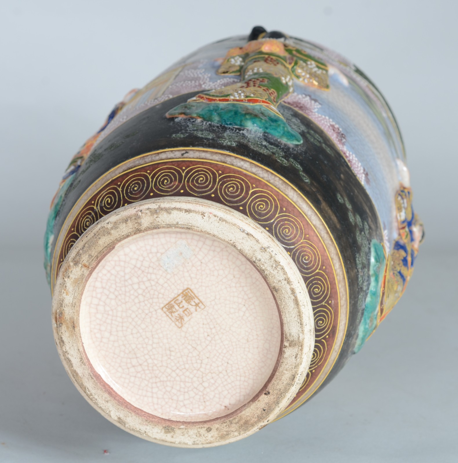 Vaso de porcelana oriental com figuras típicas em relevo. - foto 10 de 11