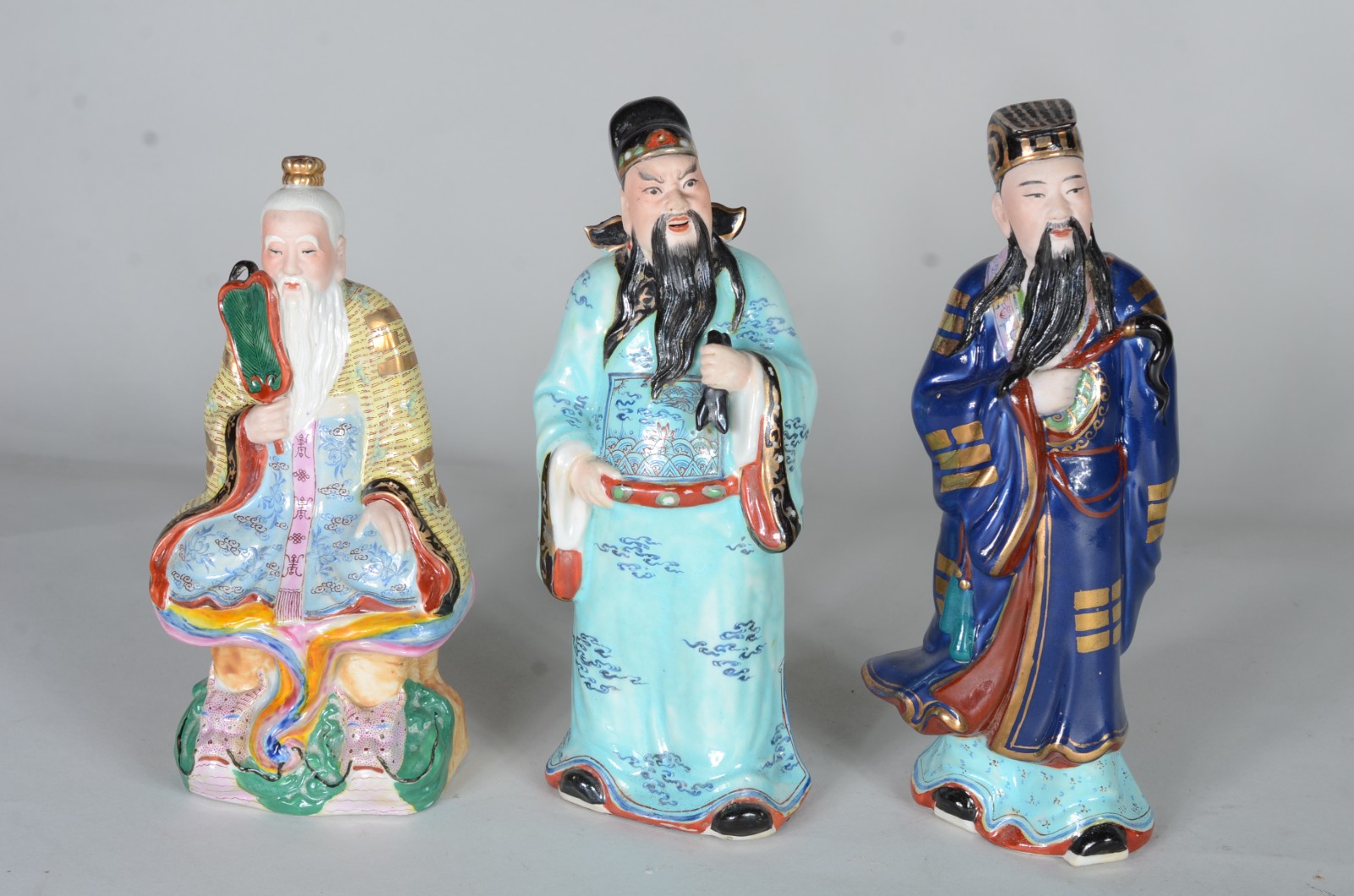 Três esculturas de porcelana policromada representando figuras... - foto 1 de 10