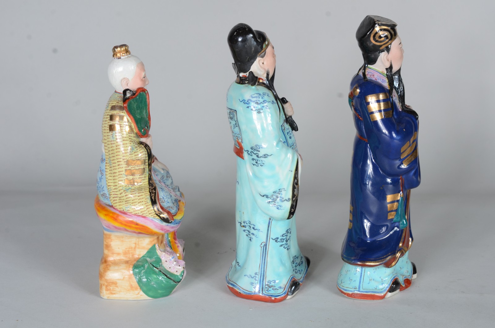 Três esculturas de porcelana policromada representando figuras... - foto 2 de 10