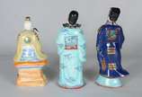 Três esculturas de porcelana policromada repres... - Três esculturas de porcelana policromada representando figuras típicas.