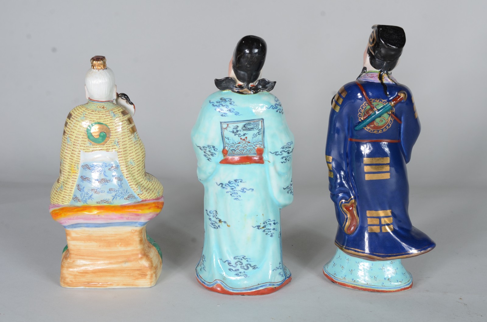 Três esculturas de porcelana policromada representando figuras... - foto 3 de 10
