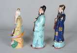 Três esculturas de porcelana policromada repres... - Três esculturas de porcelana policromada representando figuras típicas.