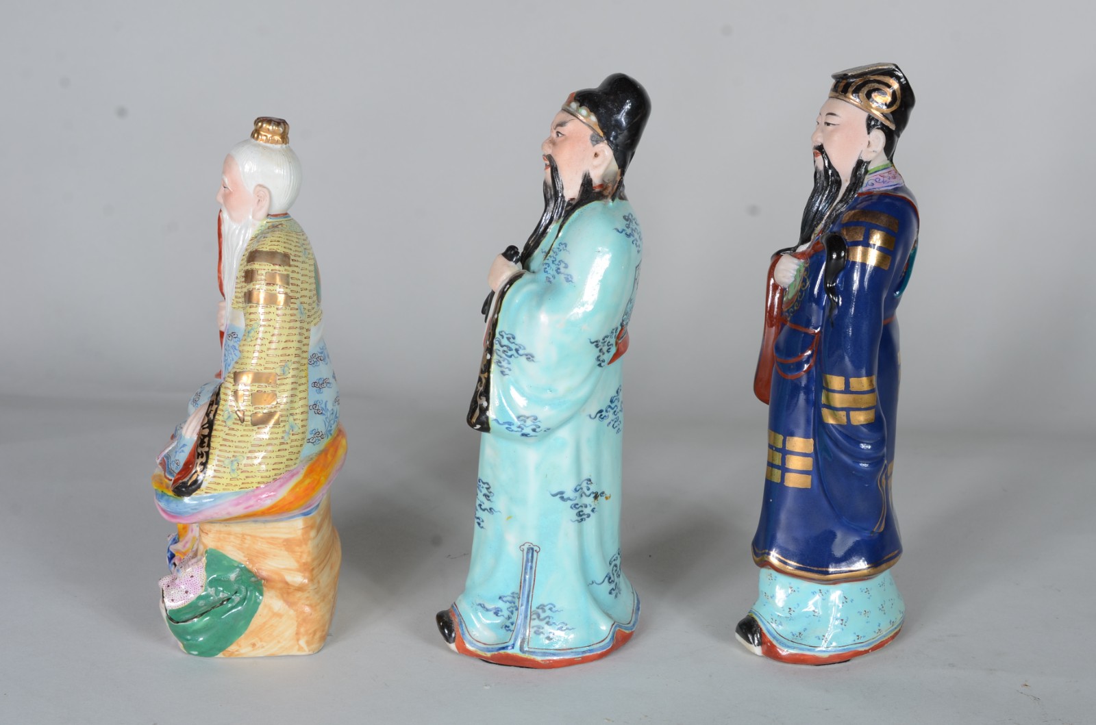 Três esculturas de porcelana policromada representando figuras... - foto 4 de 10