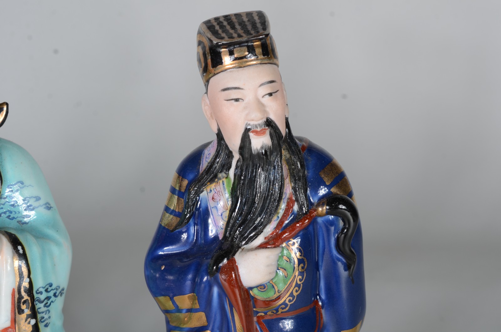 Três esculturas de porcelana policromada representando figuras... - foto 5 de 10