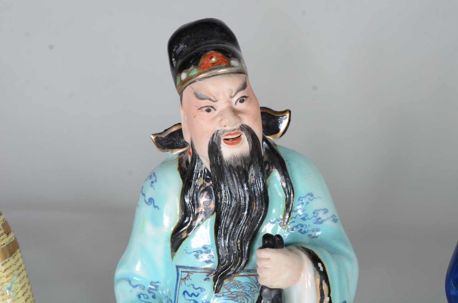 Três esculturas de porcelana policromada representando figuras... - foto 6 de 10