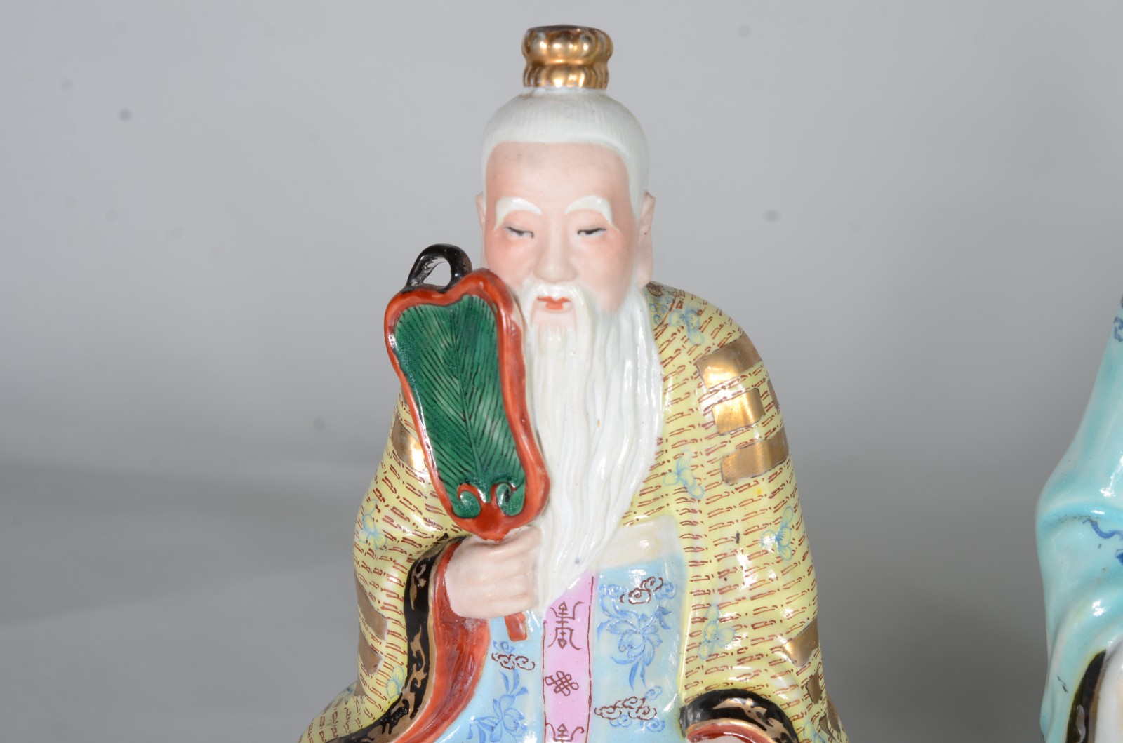 Três esculturas de porcelana policromada representando figuras... - foto 7 de 10