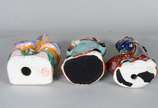 Três esculturas de porcelana policromada repres... - Três esculturas de porcelana policromada representando figuras típicas.
