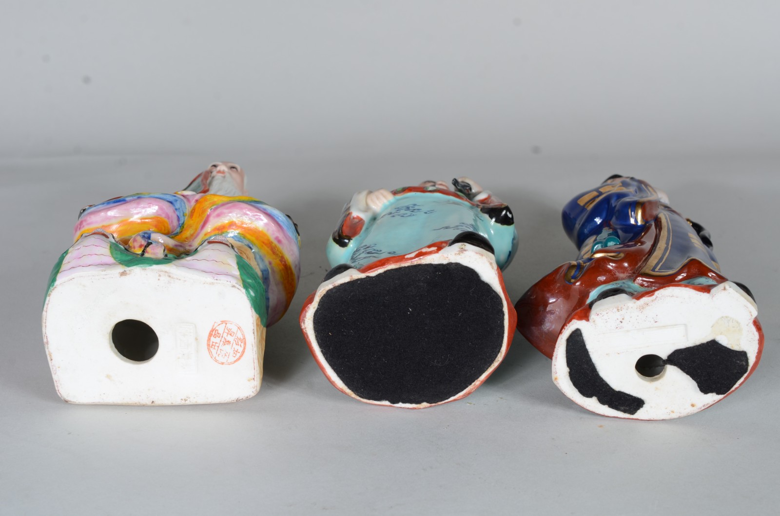 Três esculturas de porcelana policromada representando figuras... - foto 8 de 10