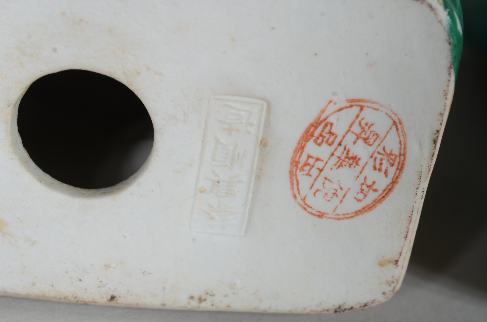 Três esculturas de porcelana policromada representando figuras... - foto 9 de 10