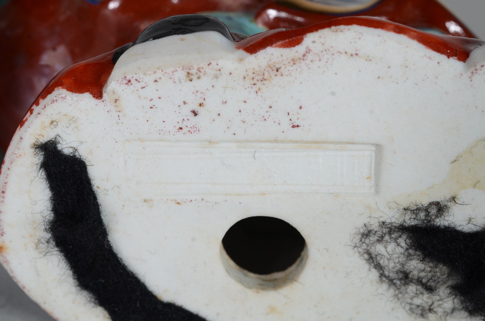 Três esculturas de porcelana policromada representando figuras... - foto 10 de 10