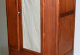 Guarda roupa de madeira nobre, porta com espelh... - Guarda roupa de madeira nobre, porta com espelho bisotado e uma gaveta inferior.