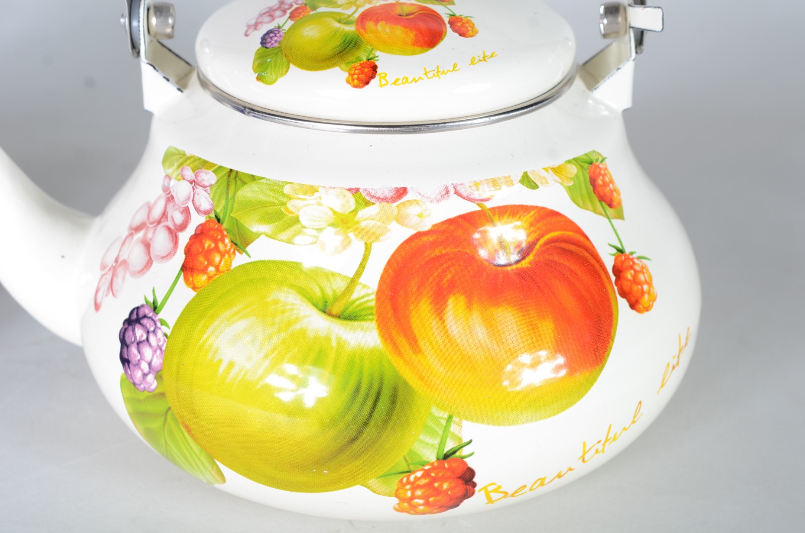 Duas pequenas chaleiras de porcelana decoradas com frutos e flores em... - foto 3 de 6