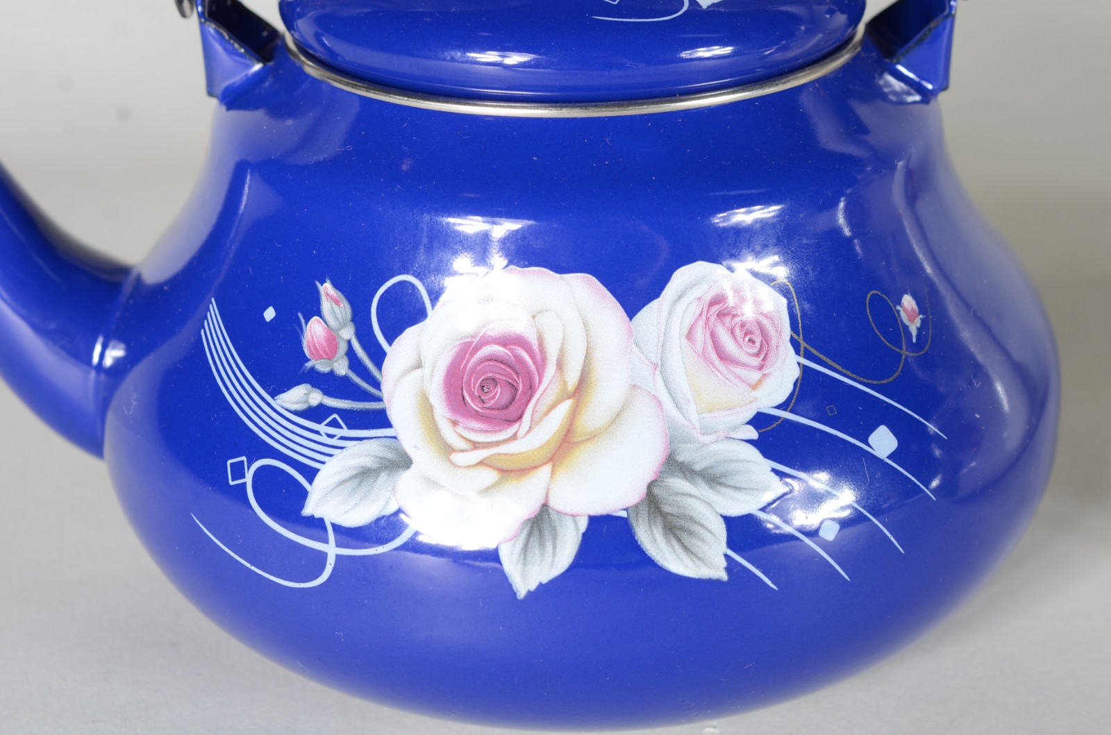 Duas pequenas chaleiras de porcelana decoradas com frutos e flores em... - foto 2 de 6