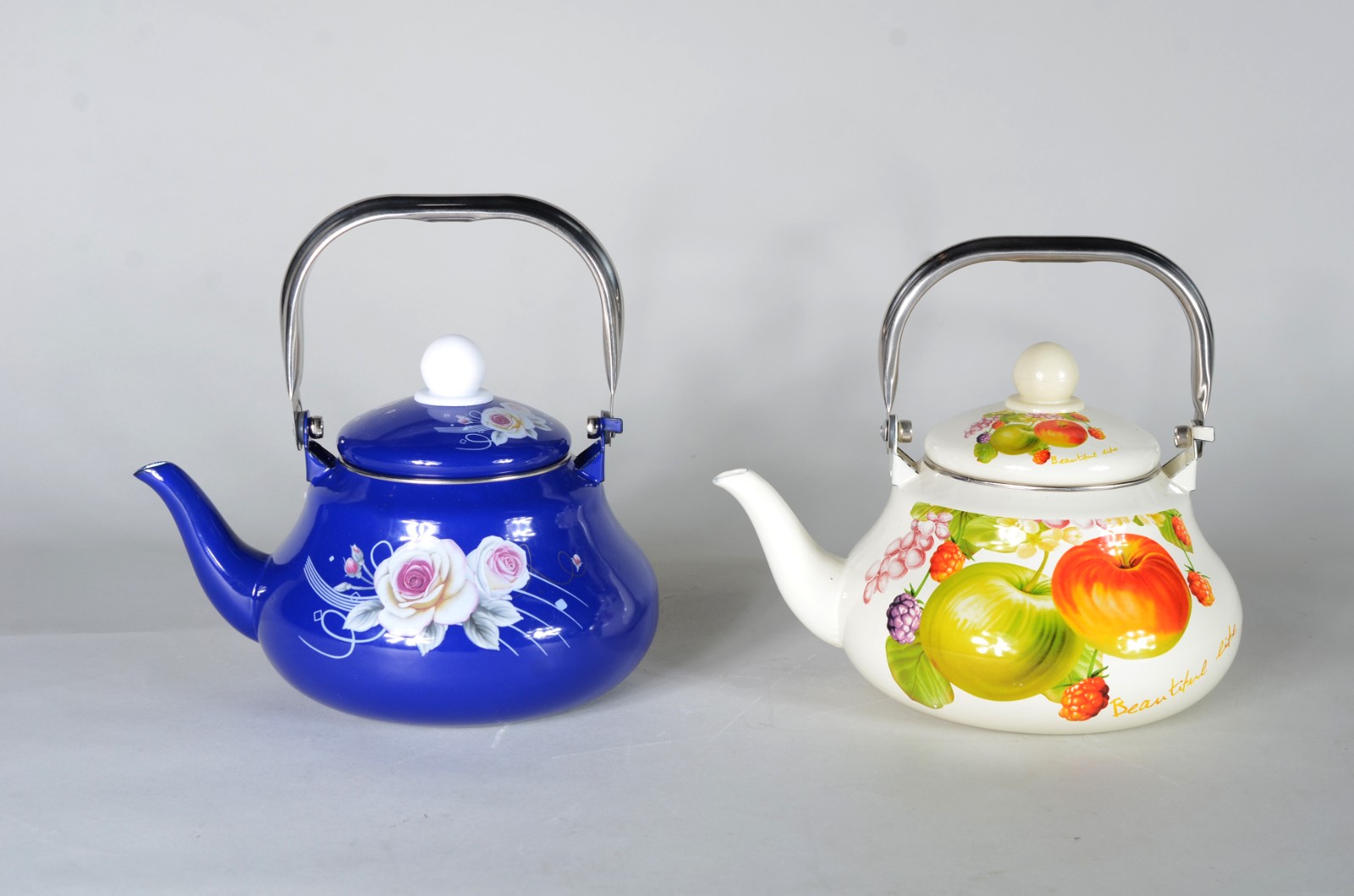 Duas pequenas chaleiras de porcelana decoradas com frutos e flores em... - foto 1 de 6