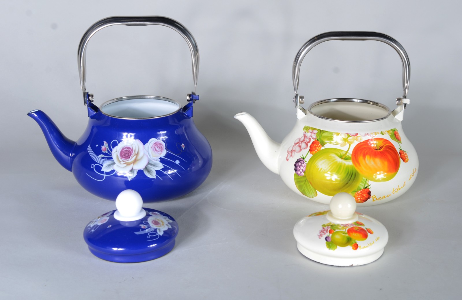 Duas pequenas chaleiras de porcelana decoradas com frutos e flores em... - foto 4 de 6
